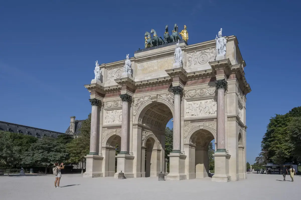 Arc du Carrousel restauré.jpg.